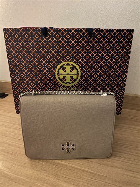 Tory burch outlet destin - Enduringly chic, it has a chain-accented crossbody strap. Crafted in partnership with a Leather Working Group-certified tannery, supporting high standards in leather manufacturing and chemical management. Details. Height: 3.9" (10cm); length: 6.9" (17.5cm); depth: 1.8" (4.5cm) Napa leather. Microfiber lining with a suede-like finish.
